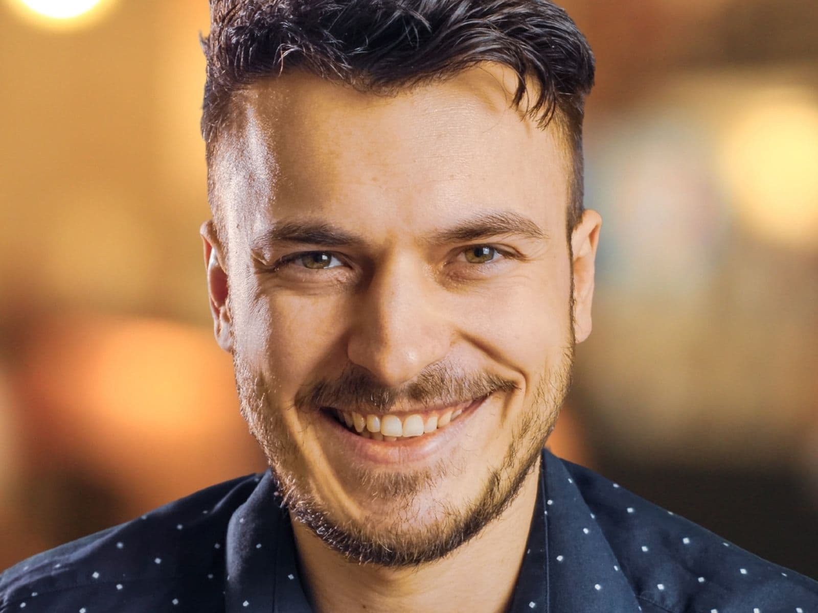 Alan Borys podczas wystąpienia o kreacjach reklamowych