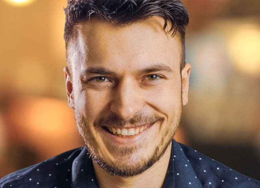Alan Borys podczas wystąpienia o kreacjach reklamowych