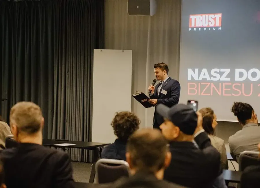 Alan Borys podczas prezentacji o strategii reklamowej