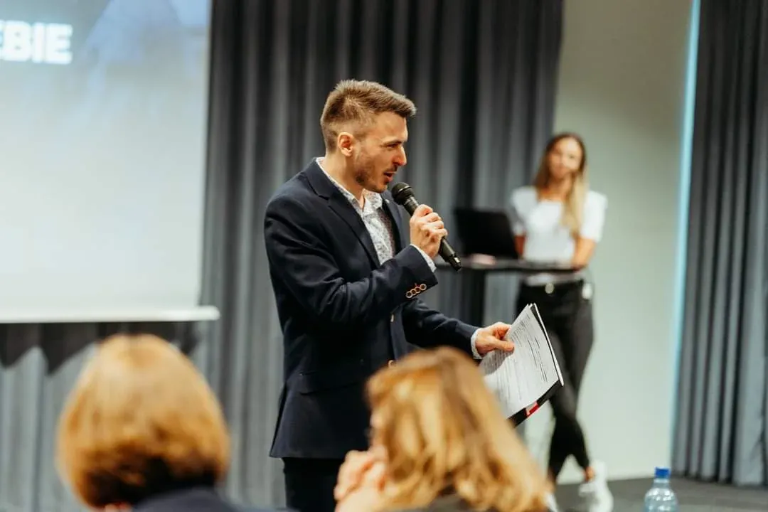Alan Borys podczas wystąpienia