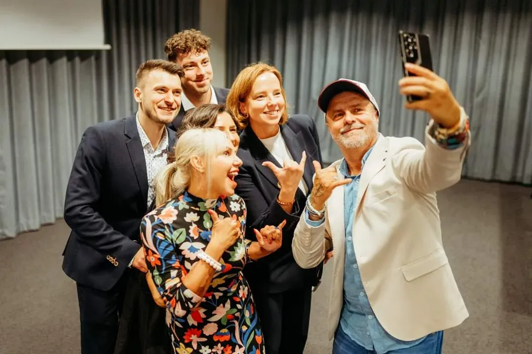 Alan Borys podczas pracy nad stroną i procesem sprzedaży